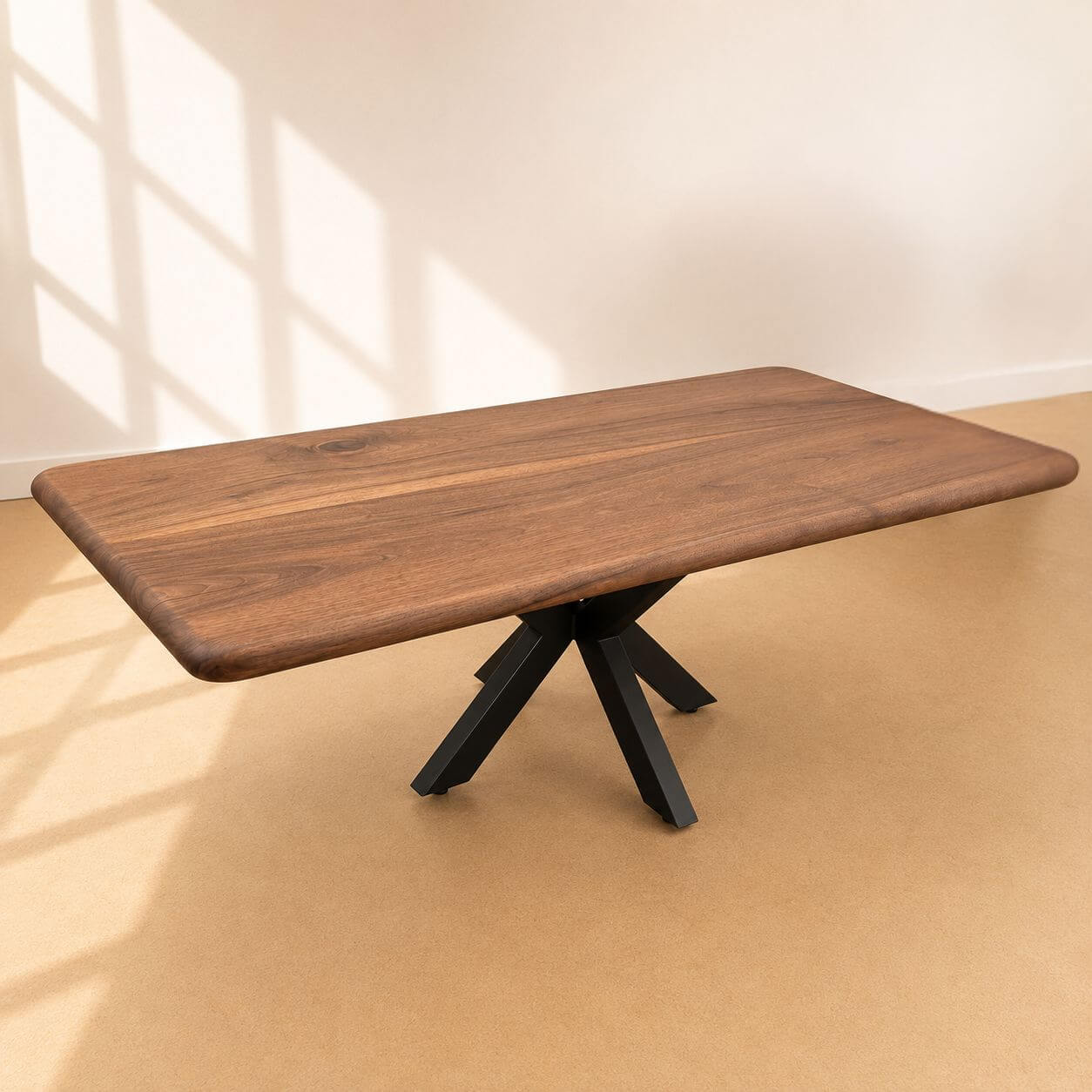 Sofabord i massivt valnød 145x80 cm med afrundede hjørner og sorte bordben