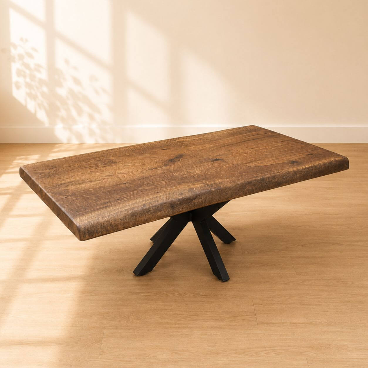 Sofabord i massivt valnød 140x70 cm med naturkant og sorte bordben