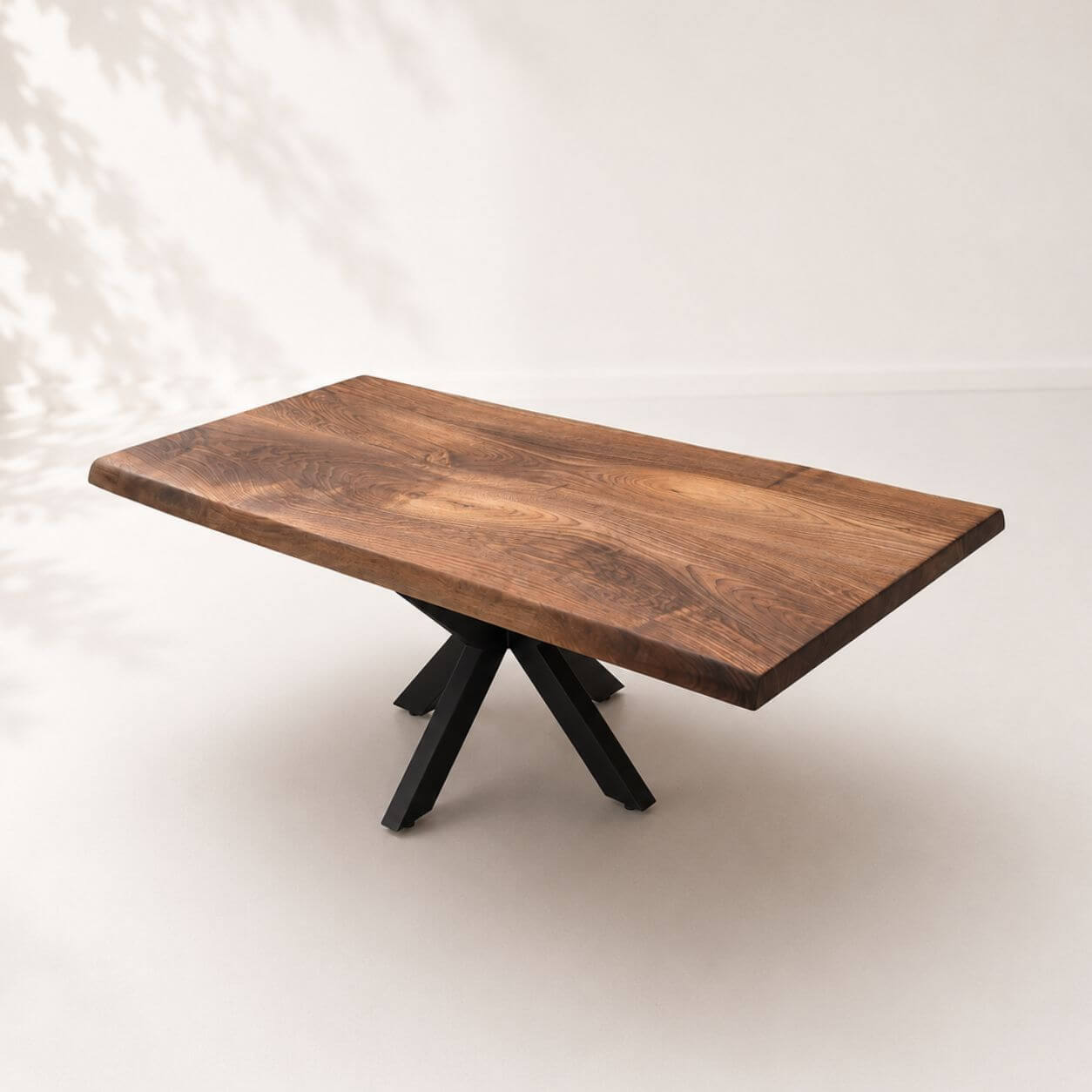 Sofabord i massiv valnød 120×70 cm set fra vinkel med naturlige åretegninger.
