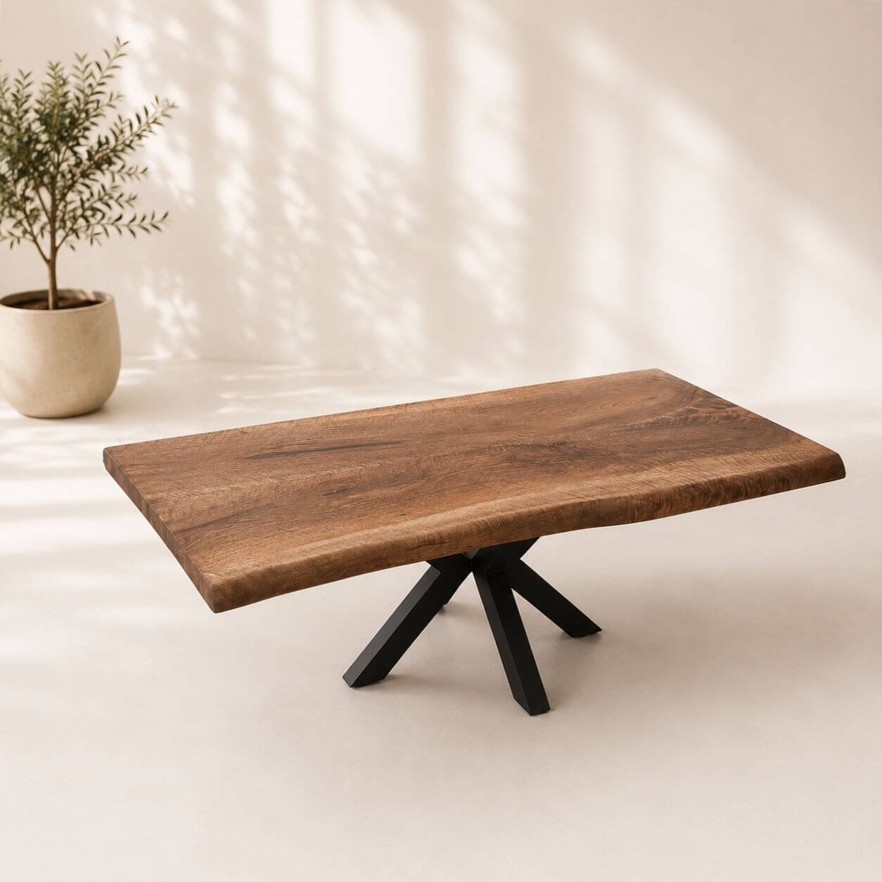 Sofabord i massiv valnød 120×70 cm med spejlvendt plankedesign og sort krydsstel.