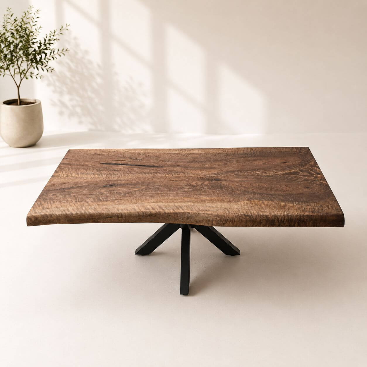 Sofabord i valnød 120×70 cm set fra vinkel med smukke naturlige åretegninger.