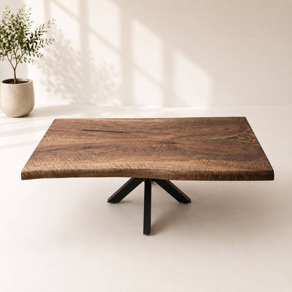 Sofabord i valnød 120×70 cm set fra vinkel med smukke naturlige åretegninger.