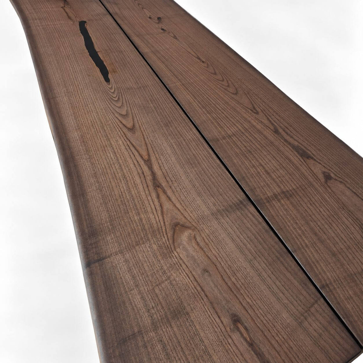 Spisebord i massiv ask med to separate planker og naturlige detaljer