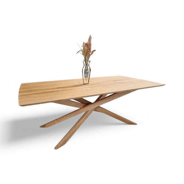 Egetræsplankebord med moderne X-stel, set fra siden.