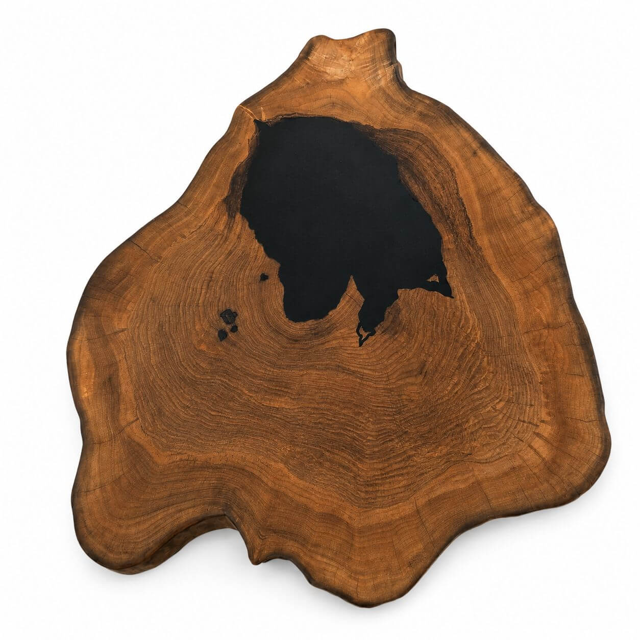 Massiv valnødsskive med naturlige åretegninger og epoxy.