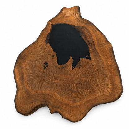 Massiv valnødsskive med naturlige åretegninger og epoxy.