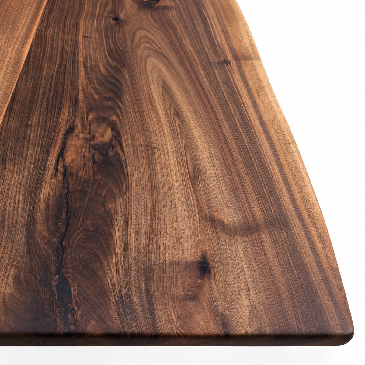 Naturlig træstruktur og farvenuancer på valnød plankebord