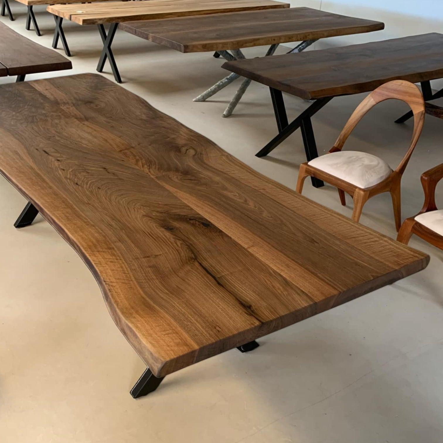 Valnød plankebord med levende kanter og sorte metalben udstillet i showroom