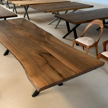 Valnød plankebord med levende kanter og sorte metalben udstillet i showroom