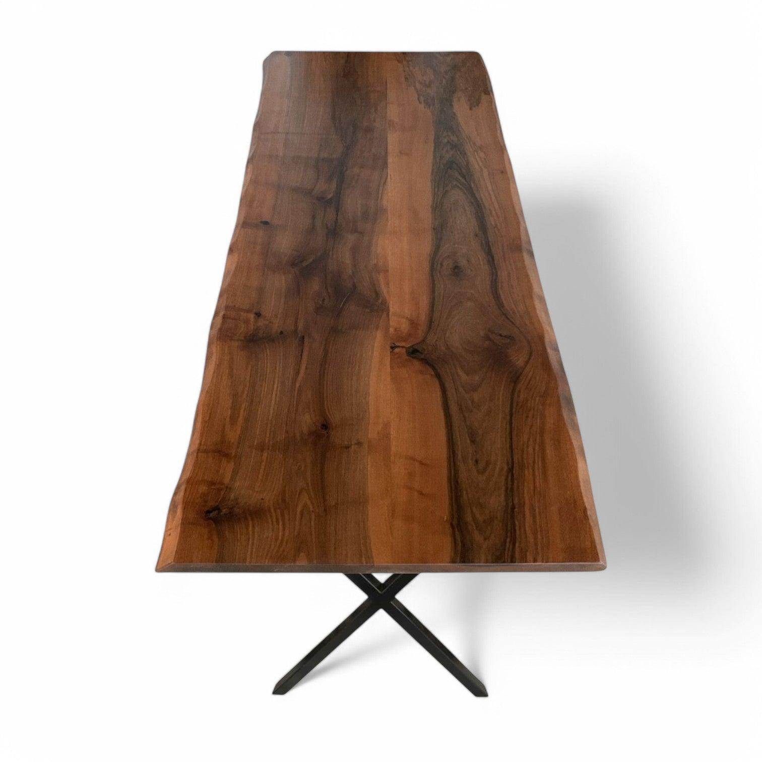 Massivt plankebord i valnød – 2 planker med naturlig kant og sort metal krydsben
