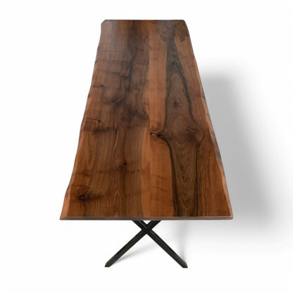 Massivt plankebord i valnød – 2 planker med naturlig kant og sort metal krydsben
