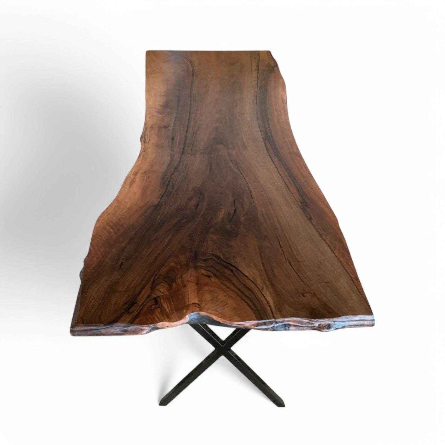 Moderne plankebord i valnød, en hel plank med sort metal krydsstel – dansk design