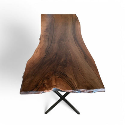 Moderne plankebord i valnød, en hel plank med sort metal krydsstel – dansk design