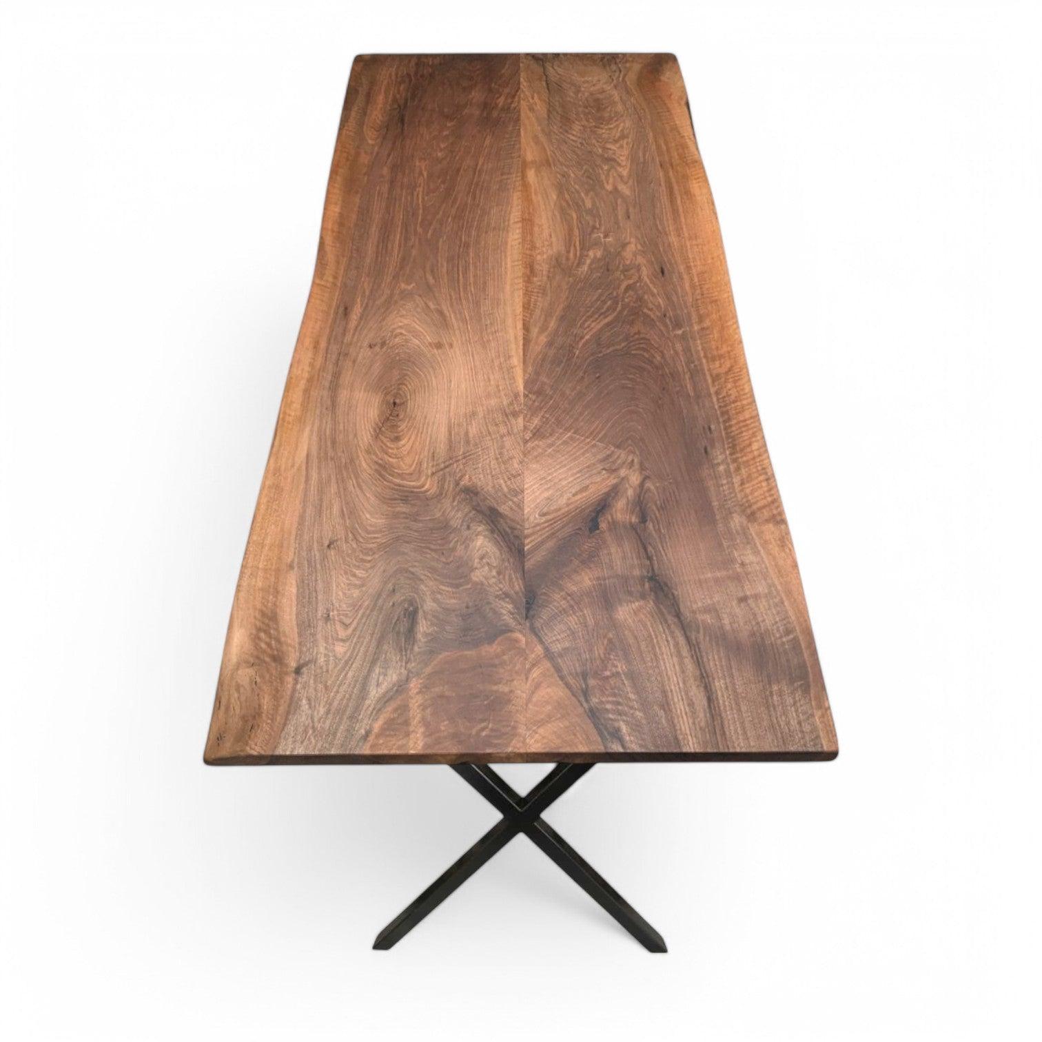 Plankebord i massivt valnød – elegant spisebord med 2 planker og stabile krydsben i metal